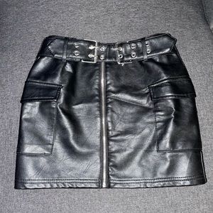 Cute mini leather skirt!